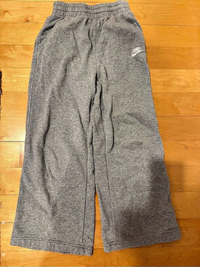 Kids Nike Gray Wide leg Sweatpants Size Medium